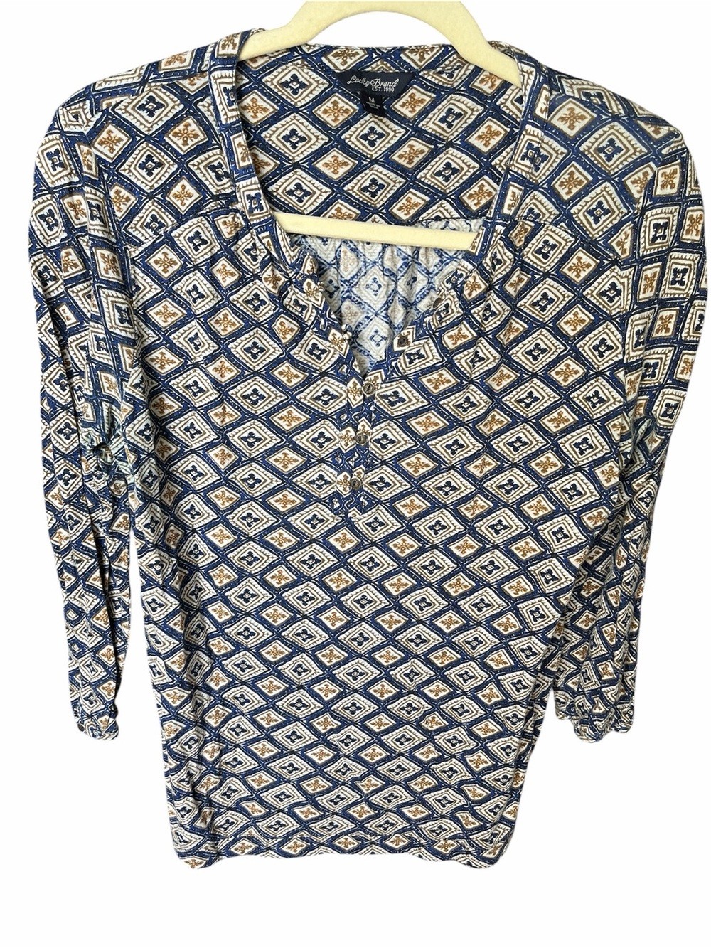 GUC Lucky Brand Women's Blue Geometric Diamond Print Henley Top.